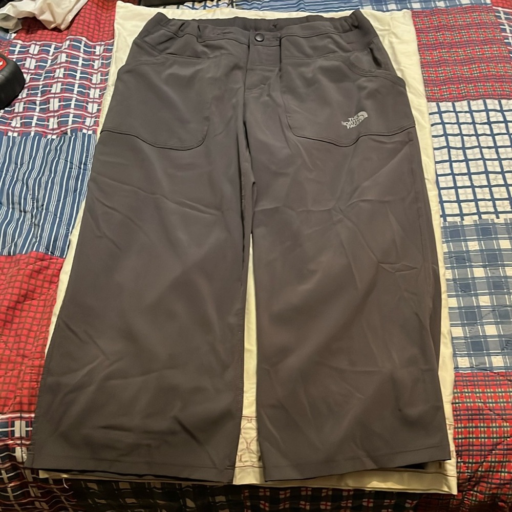 🎉SALE🎉 $12 or 3 for $30🎉🩶NorthFace TNF APEX Capris🩶